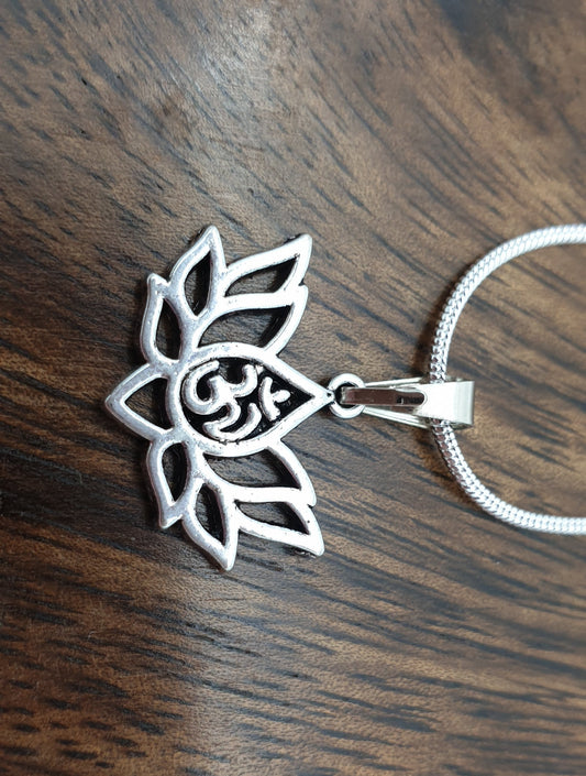 Lotus Om Necklace – 92.5% Silver